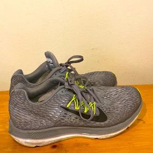 Men's Nike Zoom Winflo 5 Running Sneakers. Sku# AV8011-011 in size 6.5